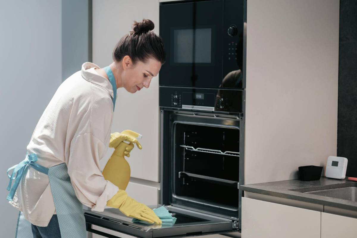 https://www.lajanitorialservices.net/blog/admin/uploads/2022/cleaning-kitchen-housewife-yellow-gloves-cleaning-kitchen.jpg